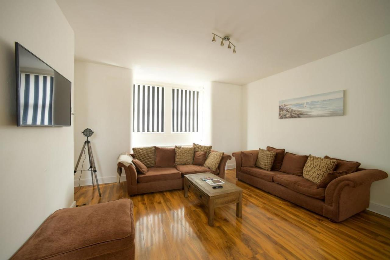 Appartement Hot Tub Jacuzzi On Private Terrace Free Gated Parking Sleeps 8 Blackpool