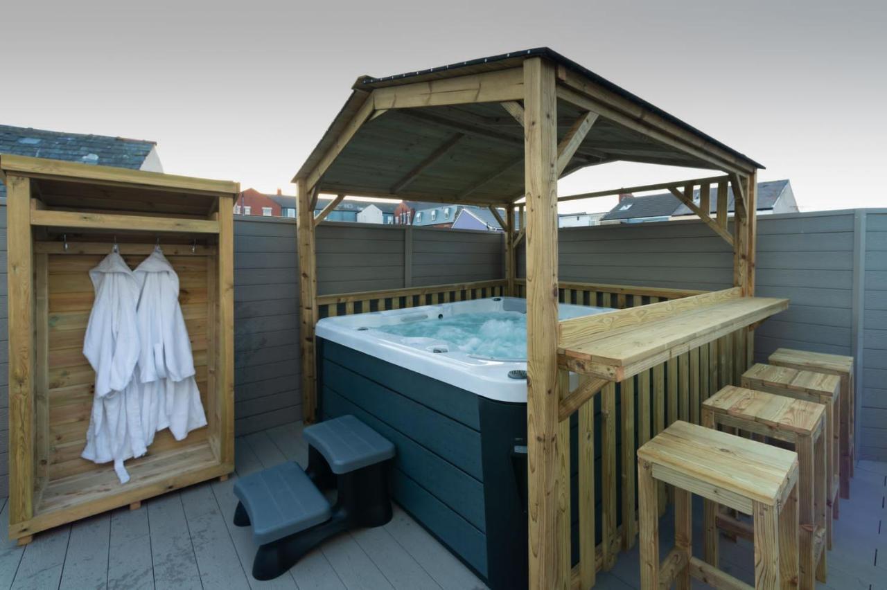 Hot Tub Jacuzzi On Private Terrace Free Gated Parking Sleeps 8 Appartement